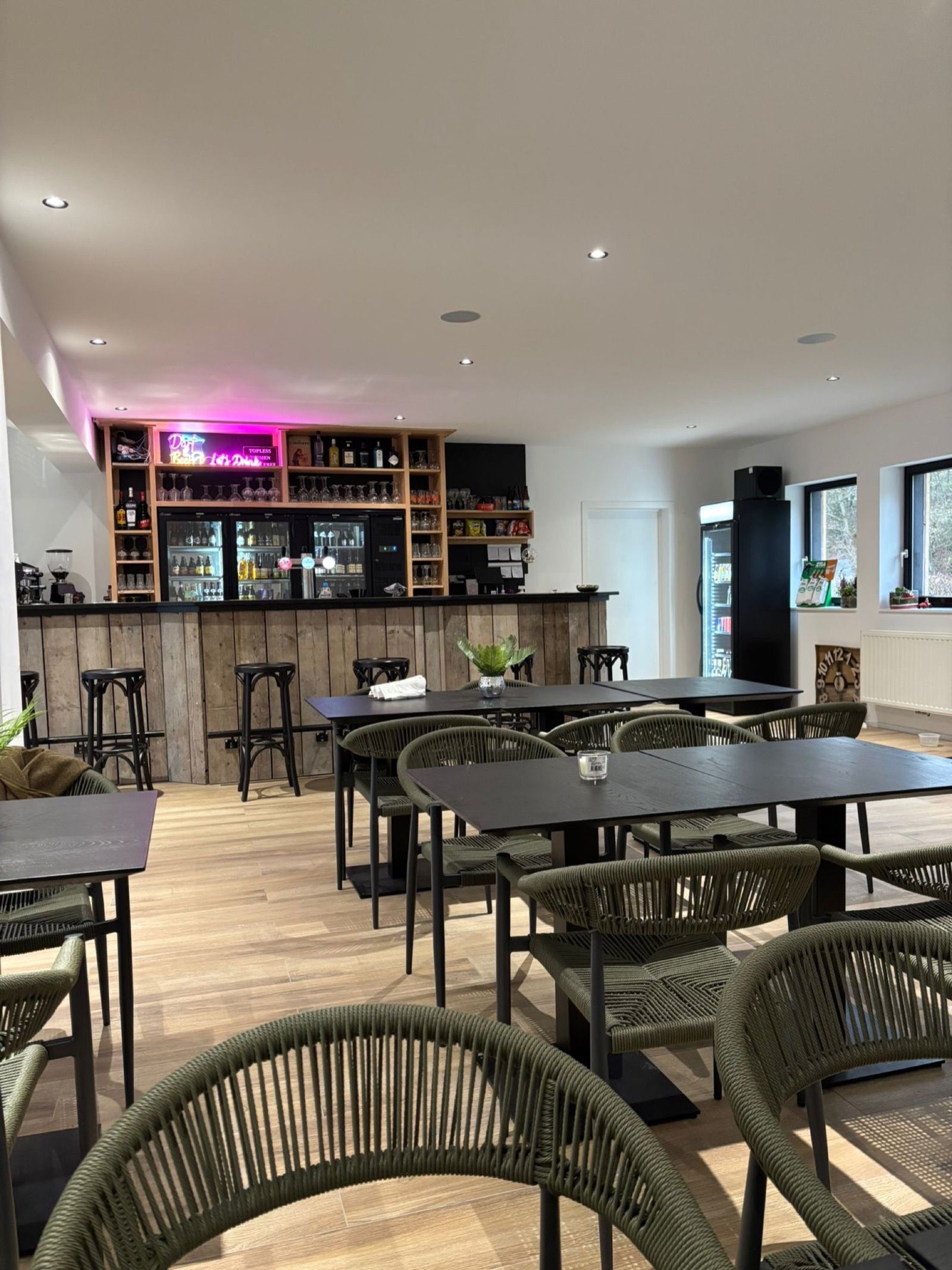 Terrasse du bar, orientée vers le camping