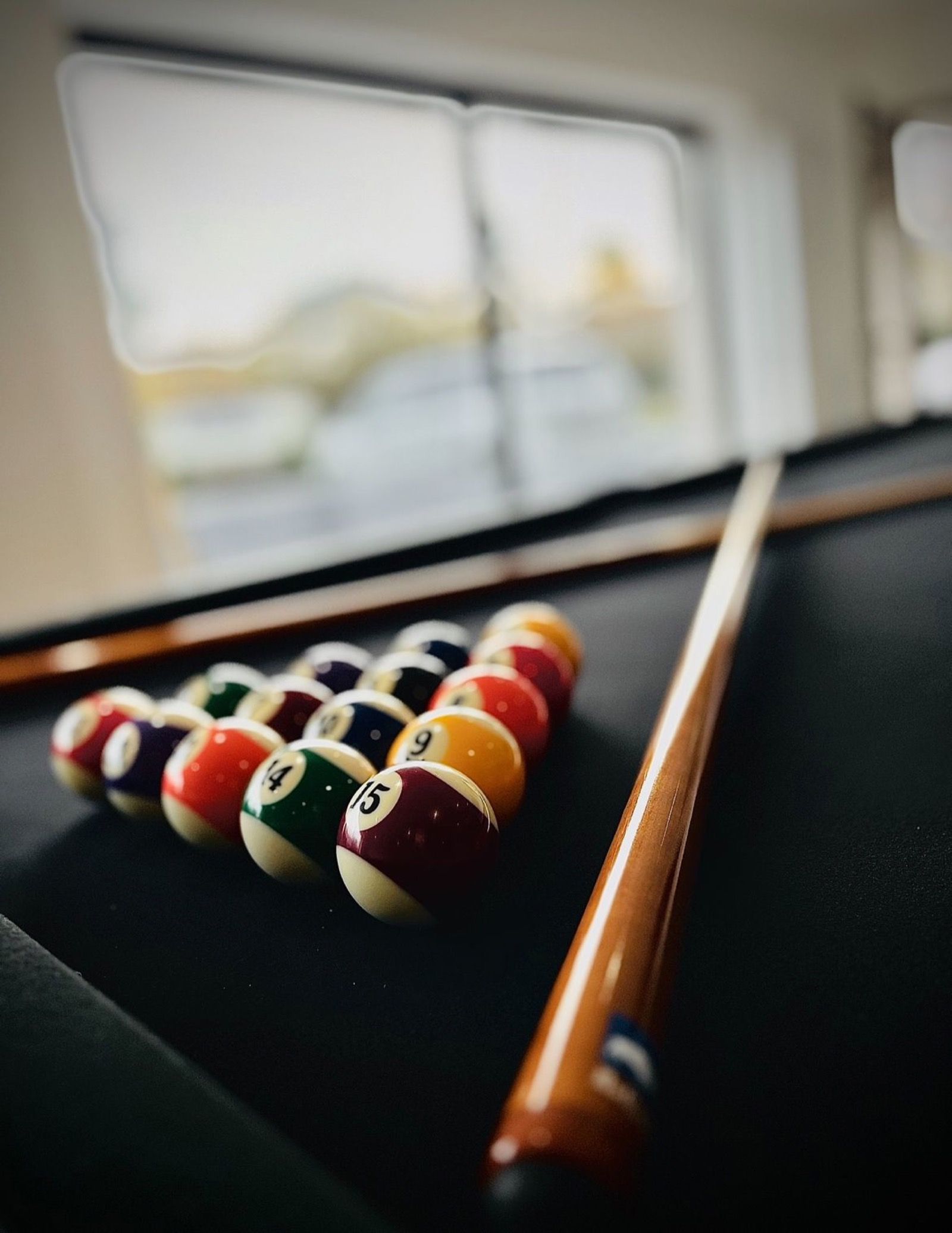 Salle du bar aménagée avec tables