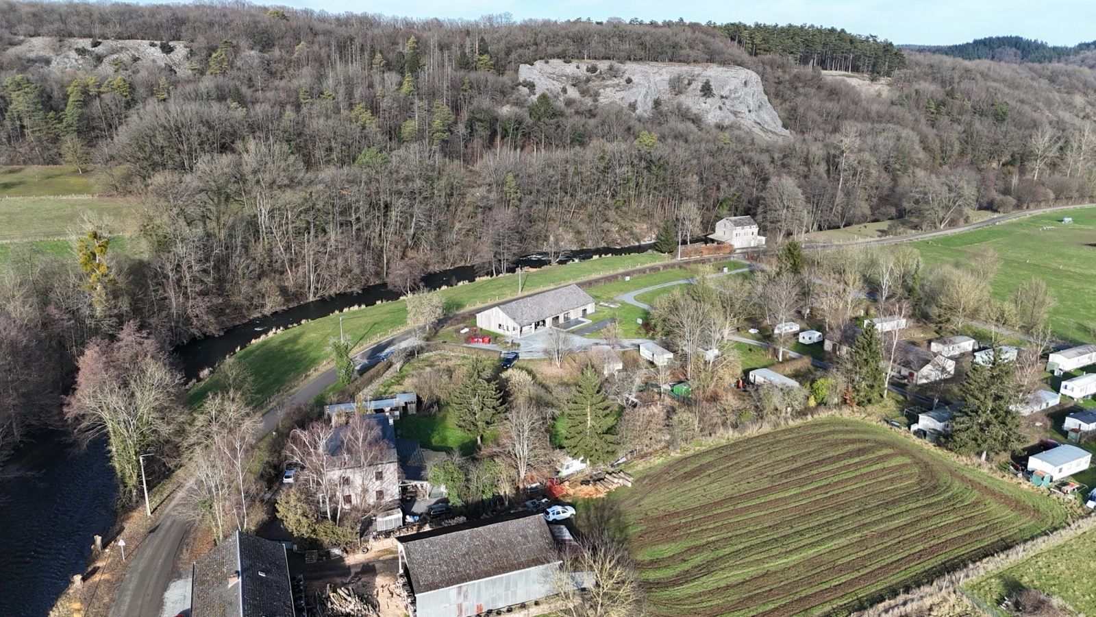 Emplacement de passage au Camping aux Cailloux, terrain herbeux et ombragé