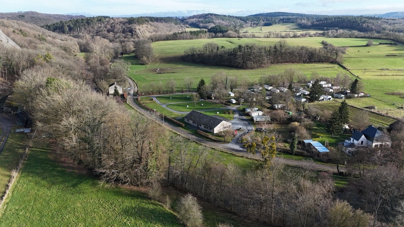 Allée boisée du camping