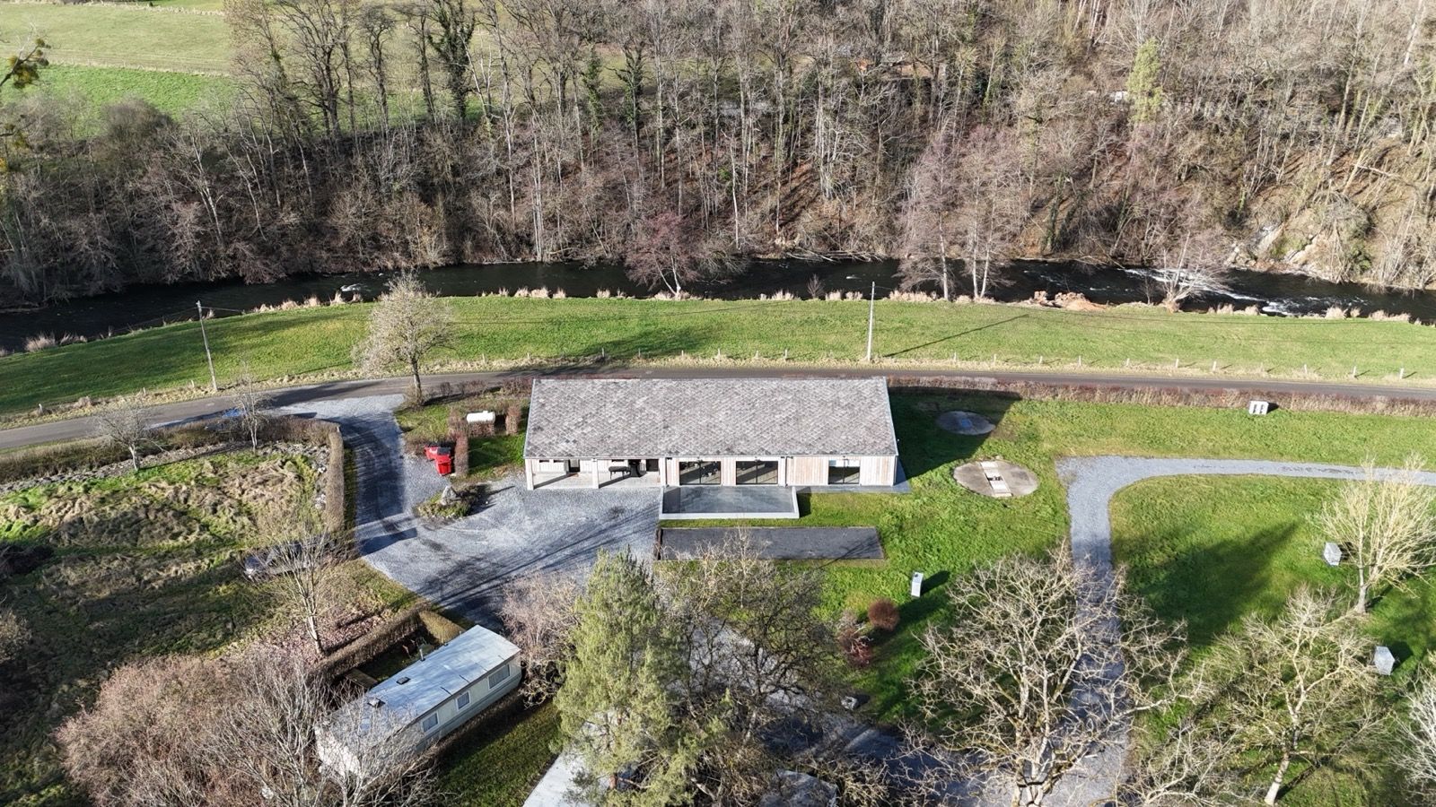 Vue d'un emplacement ombragé au Camping aux Cailloux