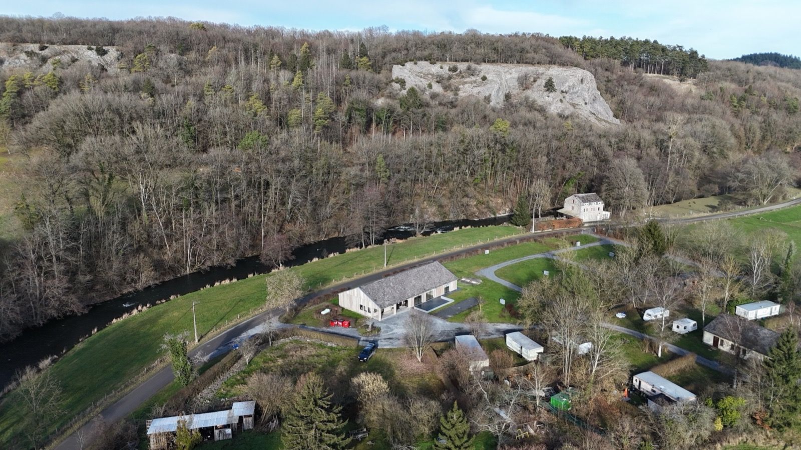 Espace vert et arbres au camping